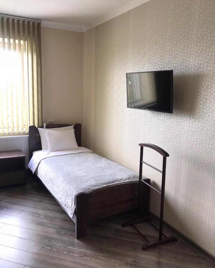 Gray Hotel Vynohradiv Ngoại thất bức ảnh